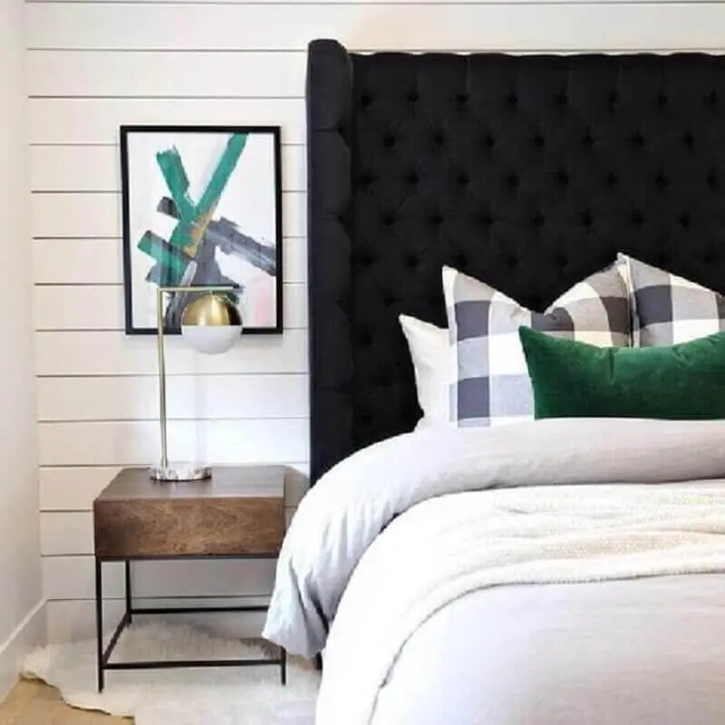 cabeceira capitonê preta para quarto decorado com criado mudo minimalista Foto Jeito de Casa