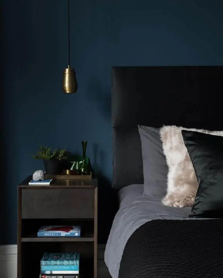 cabeceira estofada preta para decoração de quarto com parede azul escuro Foto Homedit