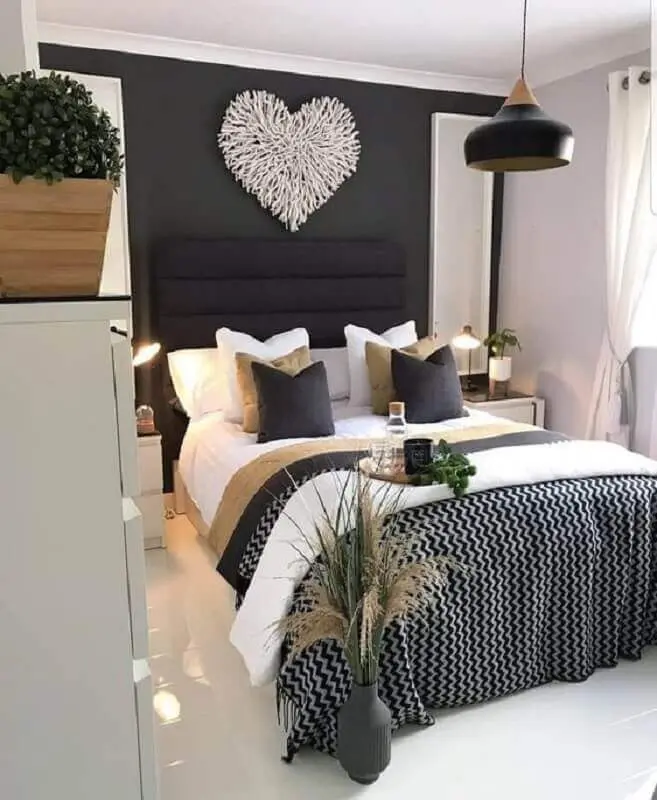 cabeceira estofada preta para quarto de casal decorado com várias almofadas Foto Pinterest