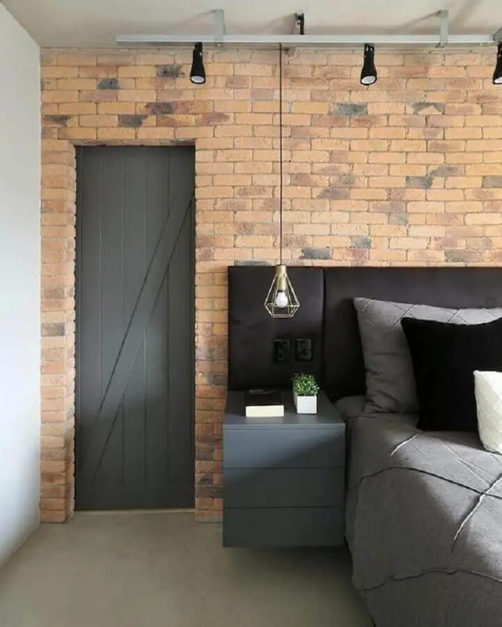 cabeceira preta com criado mudo cinza suspenso para quarto decorado com parede de tijolinho à vista Foto Pinterest