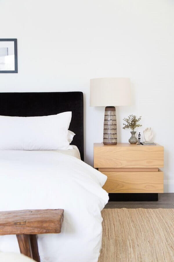 cabeceira preta estofada para quarto minimalista decorado com criado mudo de madeira Foto Apartment 34