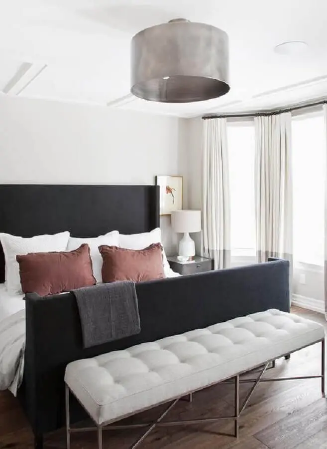 cabeceira preta para decoração de quarto de casal com recamier aos pés da cama Foto MyDomaine