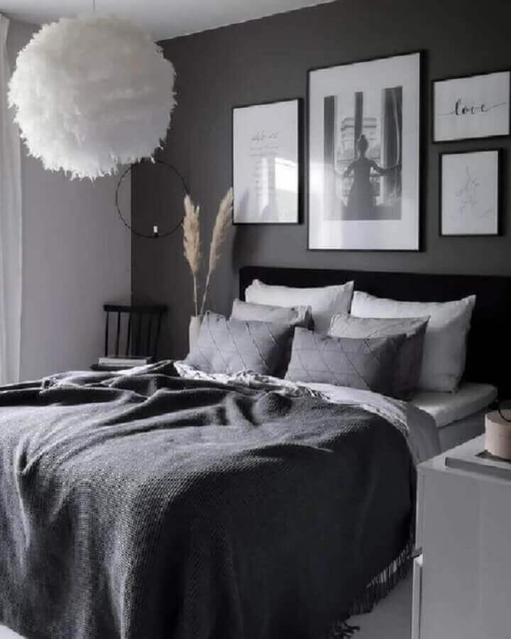 cabeceira preta para quarto cinza decorado com quadros na parede Foto Jeito de Casa