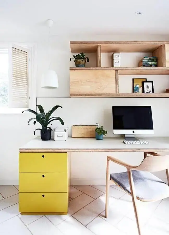 cadeira de madeira para decoração de mesa para home office com gavetas amarelas Foto Home Decor