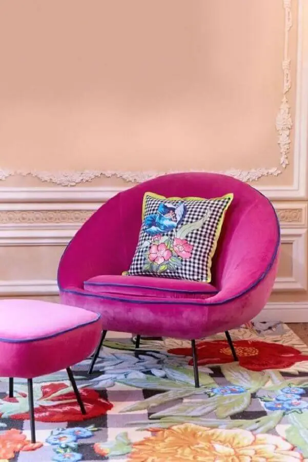 confortável poltrona rosa pink com puff Foto House Beautiful