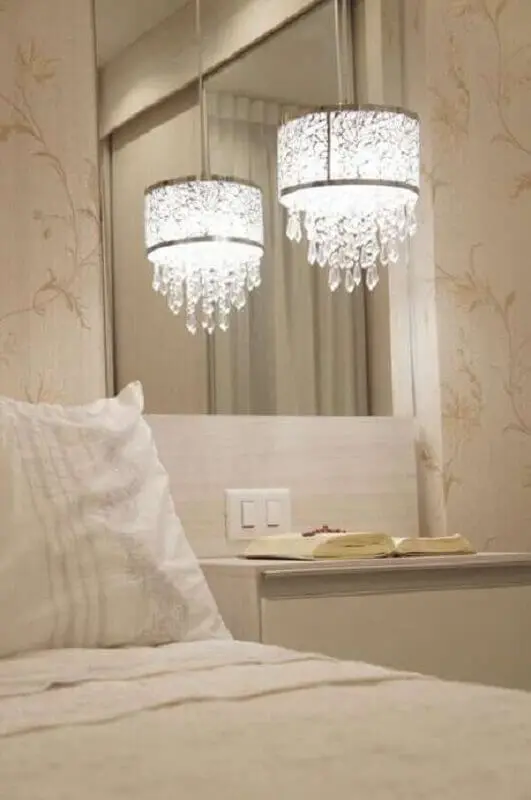 cores neutras para decoração de quarto de casal com lustre pendente cristal Foto Pinterest