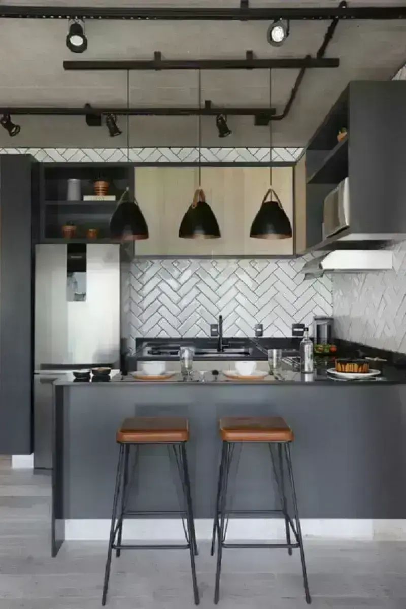 cozinha cinza moderna decorada com luminária pendente industrial Foto Pinterest