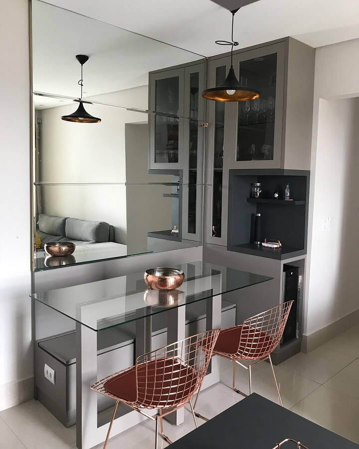 cozinha cinza moderna decorada com pendente estilo industrial Foto Marina Brantegani Grizi