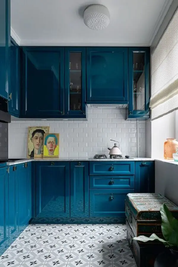 cozinha com estilo clássico decorada com armário de cozinha azul petróleo Foto PUFIK Interiors & Inspirations