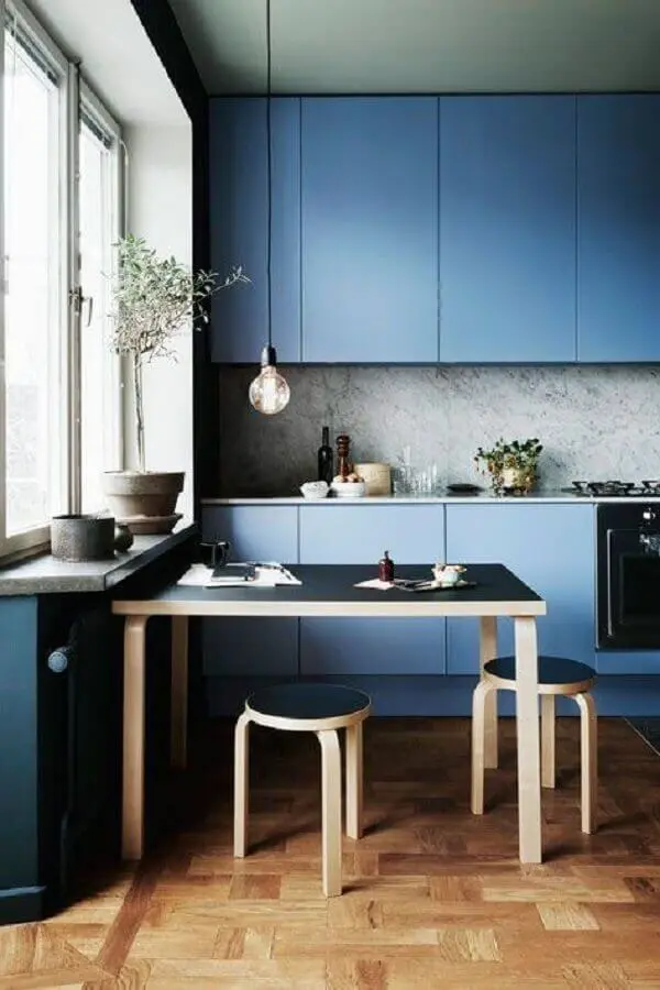 cozinha decorada com armário de cozinha azul moderno e mesa de madeira Foto Home Decor Ideas
