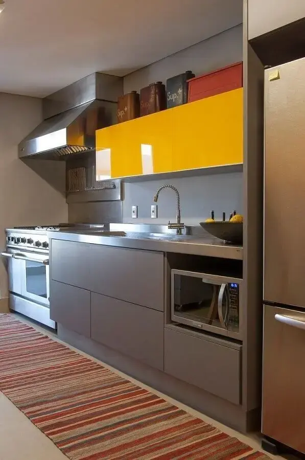 cozinha em tons de cinza decorada com armário aéreo amarelo Foto AMC - Arquitetura