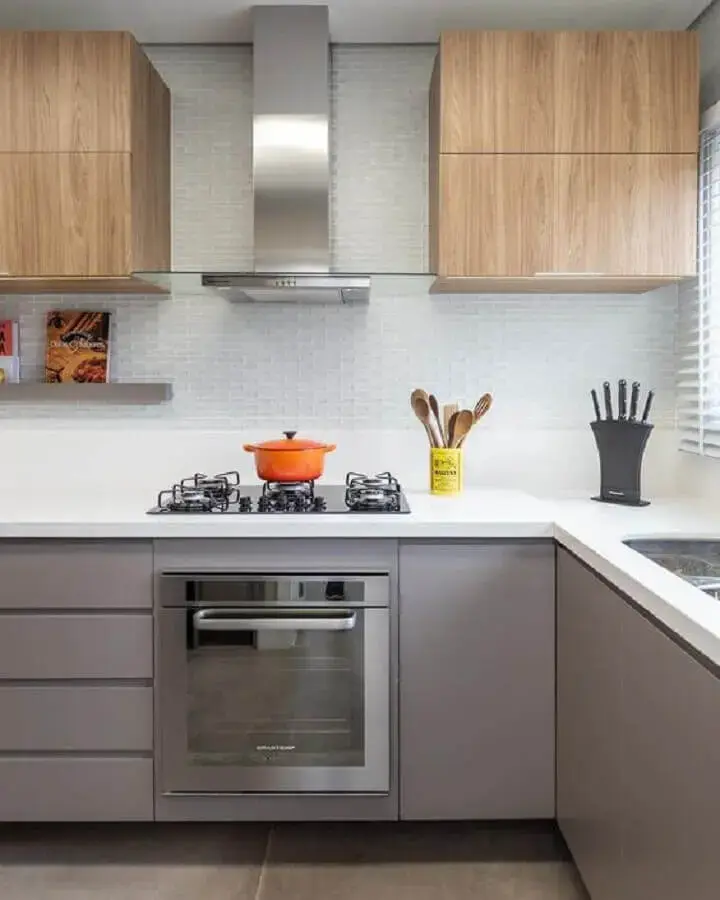 cozinha em tons de cinza decorada com armário aéreo de madeira Foto Pinterest