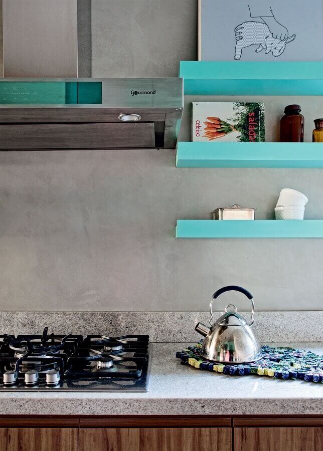 cozinha em tons de cinza decorada com prateleiras azul Tiffany Foto ArqDrops