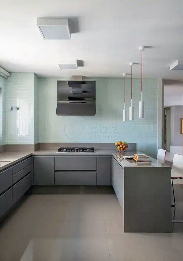 cozinha em tons de cinza decorada com revestimento azul pastel Foto Incasa Design