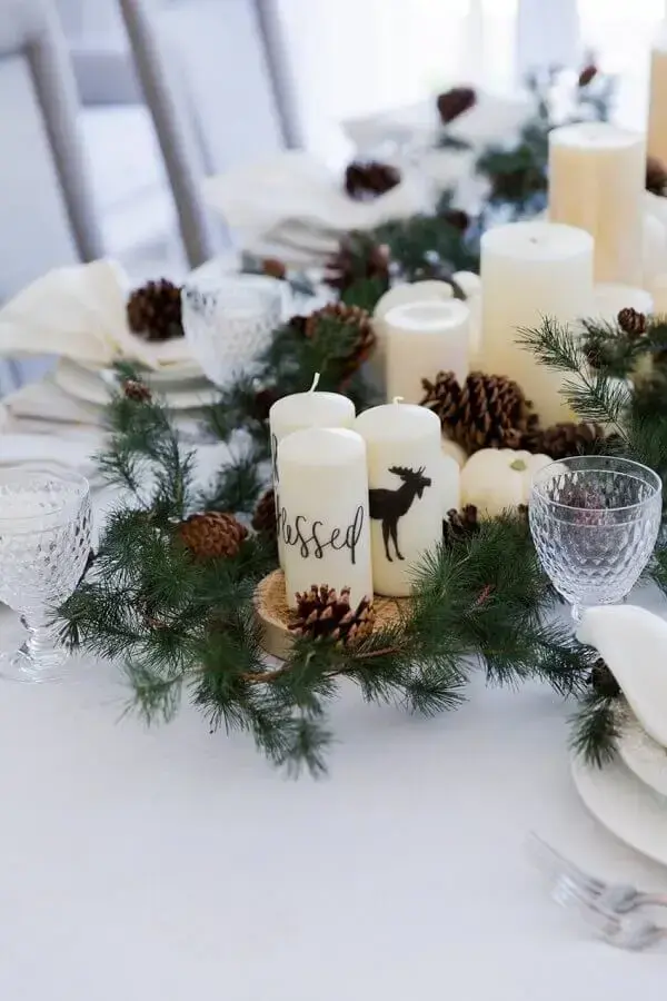 decoração clean com arranjos de Natal para mesa com pinhas e velas  Foto Fashionable Hostess