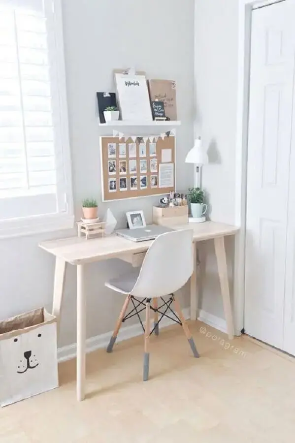 decoração clean com mesa para home office com estilo retrô Foto RealLivingPH