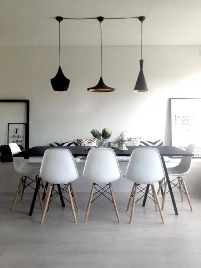 decoração clean com pendente industrial preto para sala de jantar Foto Arquitetas Express