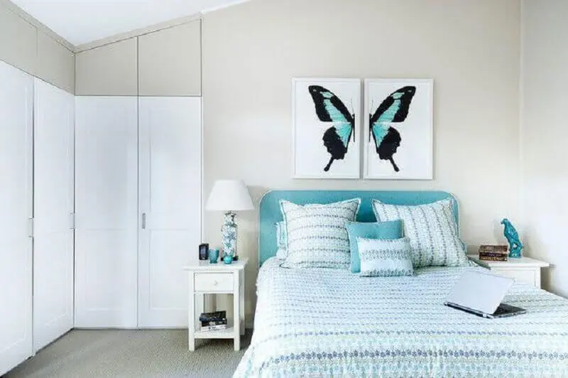 decoração clean com quadros para quarto feminino azul e branco Foto Karen Aston Design