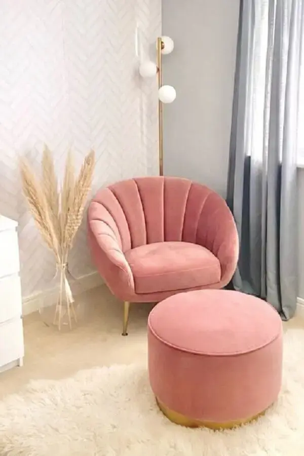 decoração clean com tapete branco felpudo e poltrona decorativa rosa com puff redondo Foto Pinterest