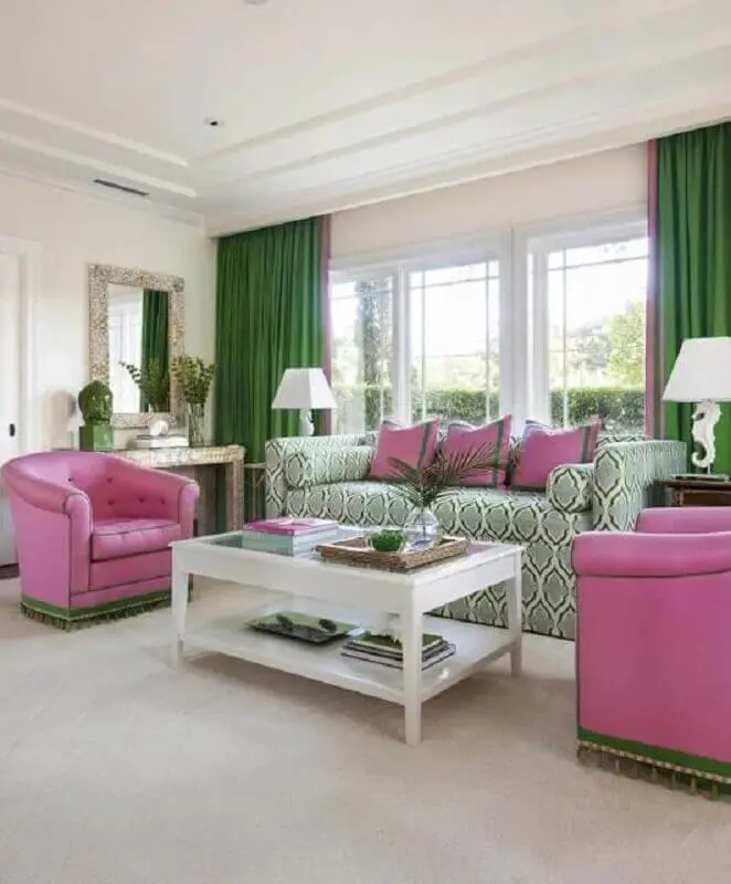 decoração clássica com poltrona para sala rosa e verde Foto Casa de Valentina