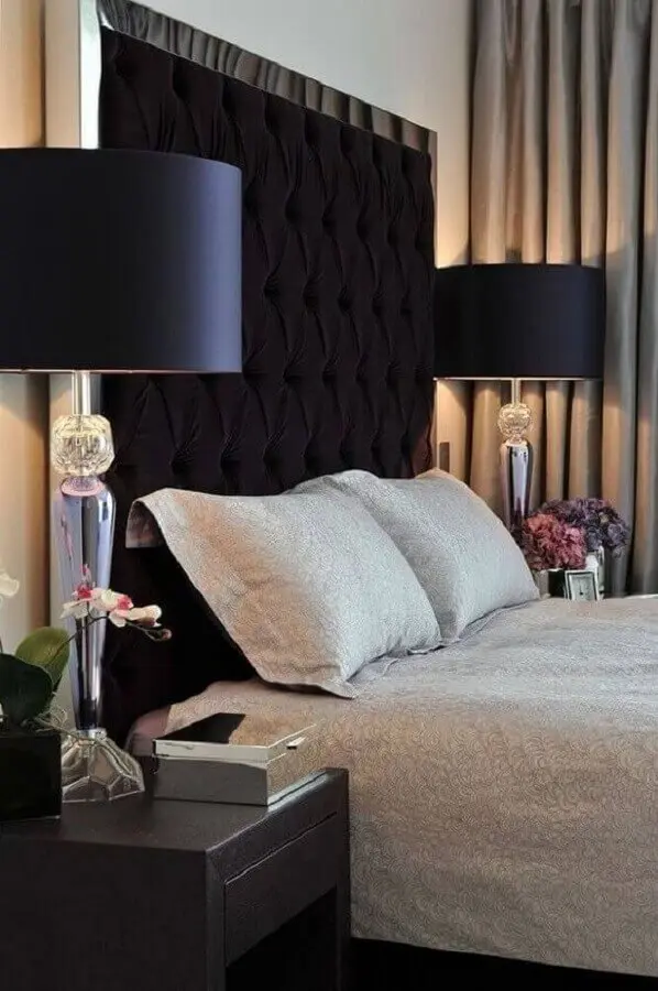 decoração clássica e sofisticada para quarto com cabeceira preta capitonê Foto Jeito de Casa