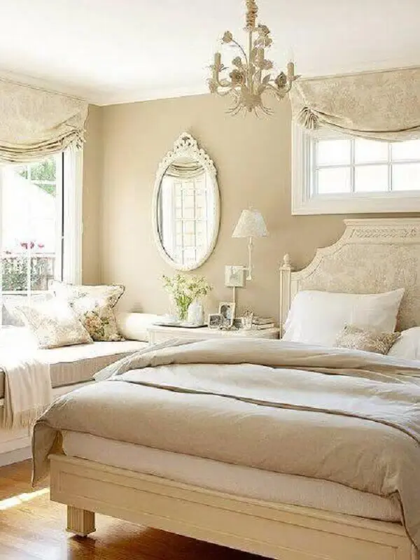 decoração clássica em cores neutras para quarto de casal com espelho de parede com moldura branca Foto Lolafá