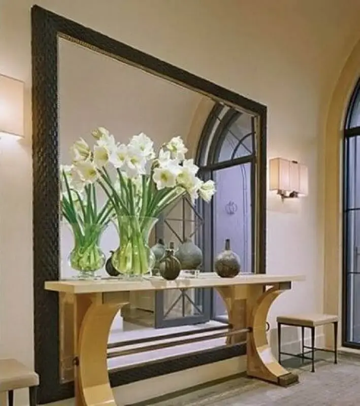 decoração clássica para hall de entrada com espelho grande e aparador com vasos de plantas grande Foto Pinterest