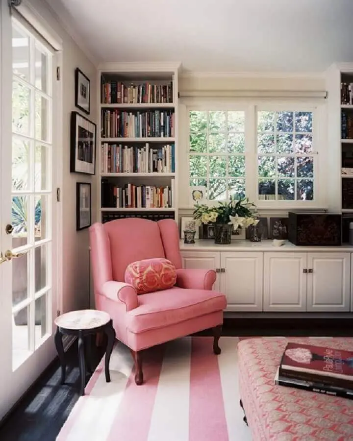 decoração clássica para sala com tapete listrado e poltrona rosa Foto Lonny Magazine