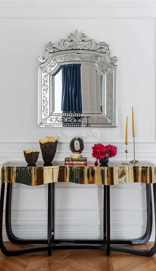 decoração com aparador dourado e espelho de parede vintage Foto Dcore Você