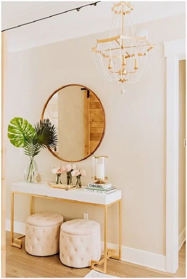 decoração com aparador e espelho de parede redondo dourado Foto Haute Off The Rack