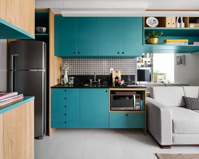 decoração com armário de cozinha azul turquesa com detalhe em madeira Foto Pinterest