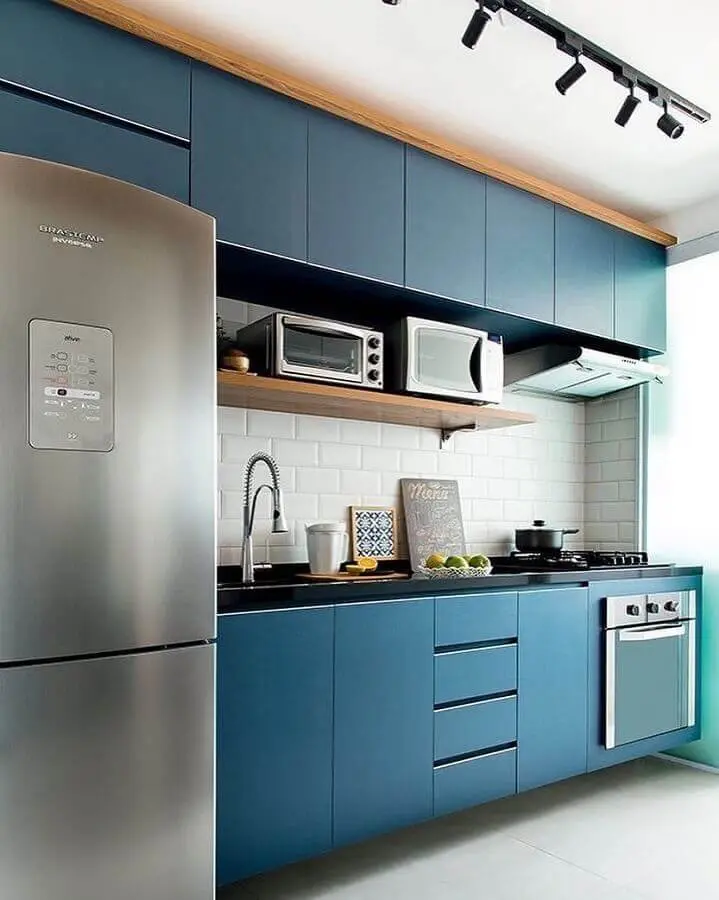 decoração com armário de cozinha planejado azul com prateleira de madeira  Foto Jeito de Casa