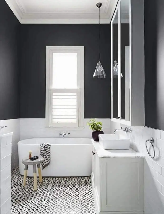 decoração com banheira pequena para banheiro preto e branco Foto Dulux