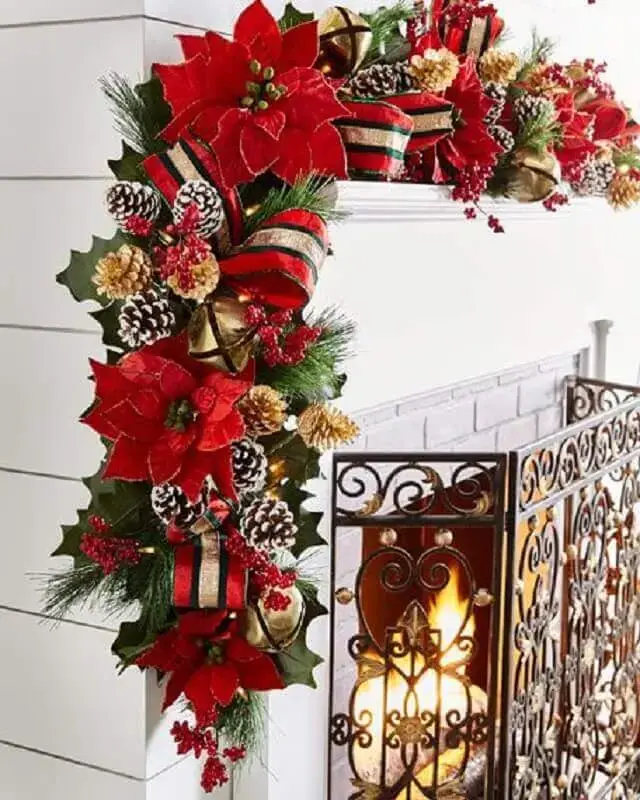 decoração com enfeites com pinha de Natal e flores vermelhas Foto BuyerSelect