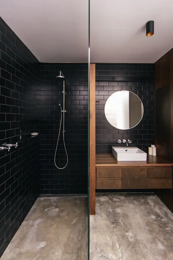 decoração com estilo industrial para banheiro preto e madeira Foto Architecture AU
