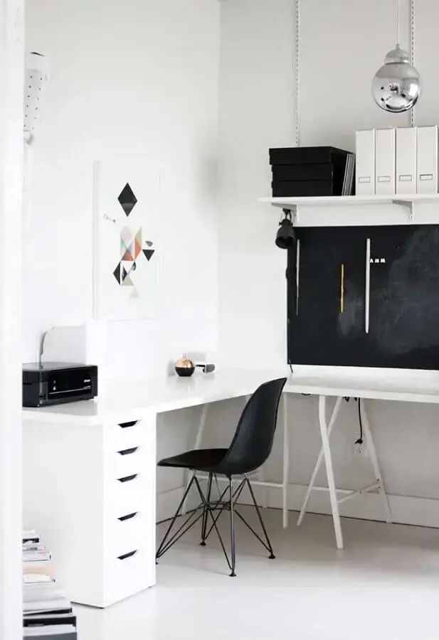 decoração com mesa de canto para home office todo branco com gaveteiro Foto Pinterest