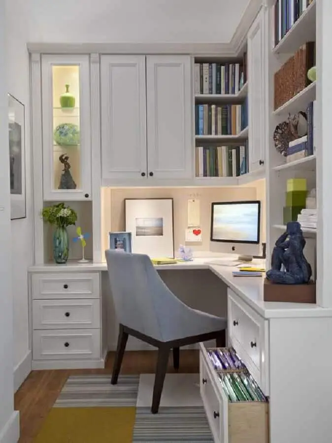 decoração com mesa para escritório home office com armários planejados Foto Pinterest