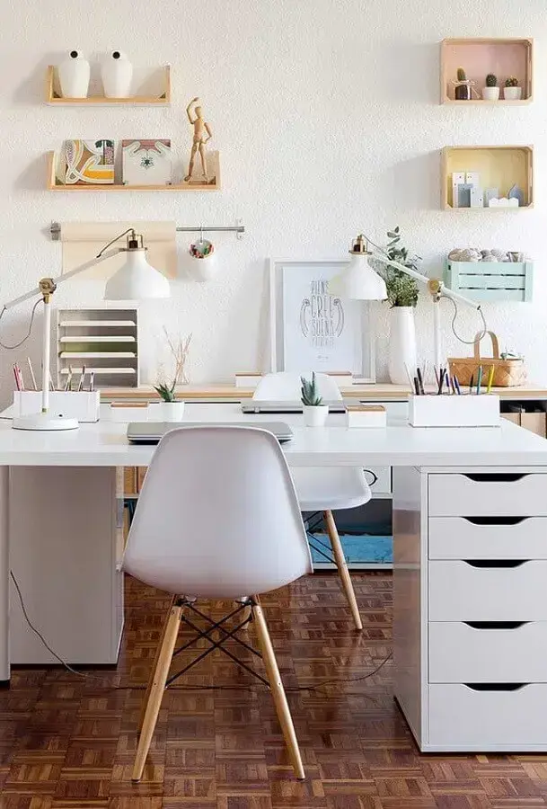 decoração com mesa para home office com gavetas na lateral Foto Pinterest