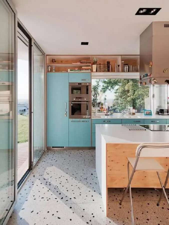 decoração com nichos de madeira para armário de cozinha azul Foto We Heart It