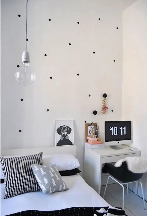 decoração com papel de parede de bolinhas e mesa home office para quarto Foto We Heart It