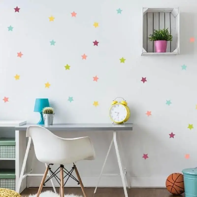 decoração com papel de parede estrelas coloridas Foto Pinterest