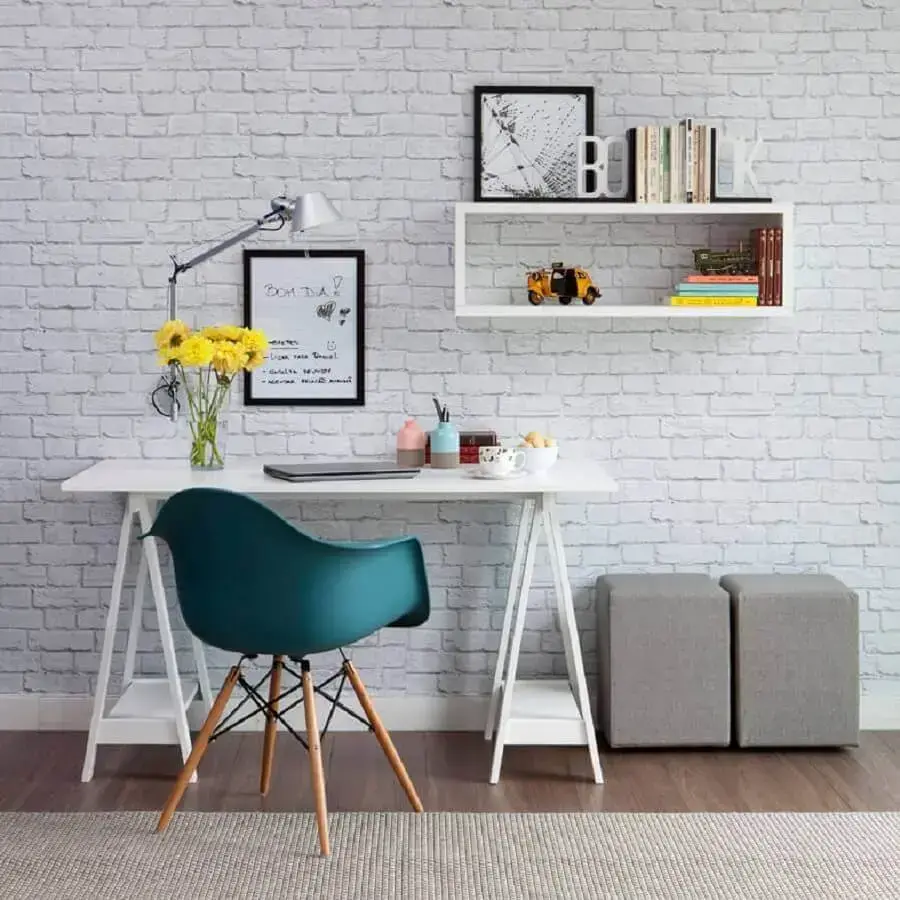 decoração com papel de parede tijolinho branco e mesa pequena para home office Foto Pinterest