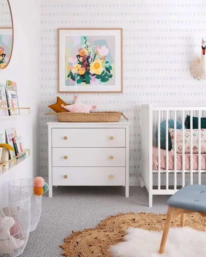 decoração com quadros para quarto de bebê feminino branco e cinza Foto Tarina Wood