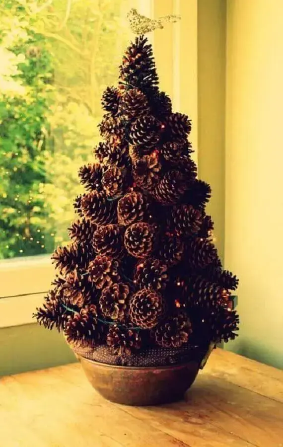 decoração com árvore de pinhas de Natal  Foto Revista Artesanato
