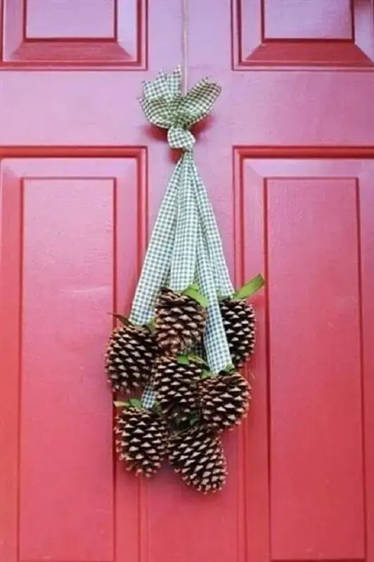 decoração de Natal com pinhas para porta  Foto Artesanatop