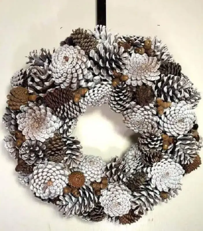 Christmas decoration for door with pinecones Photo Pinterest