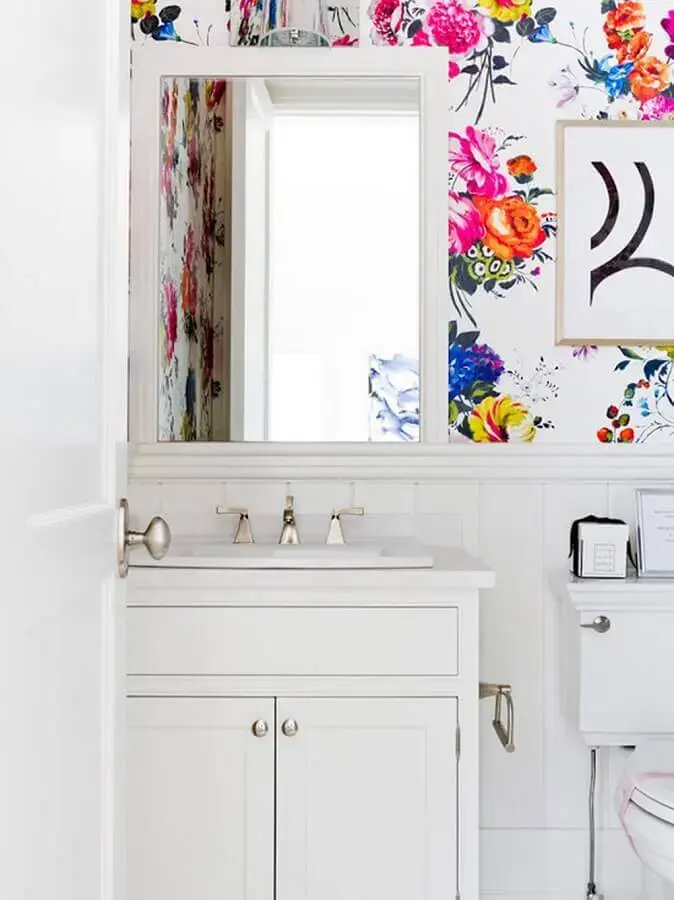 decoração de banheiro branco com papel de parede flores coloridas Foto The Green Station