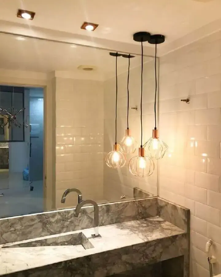 decoração de banheiro com pendente industrial cobre Foto Pinterest