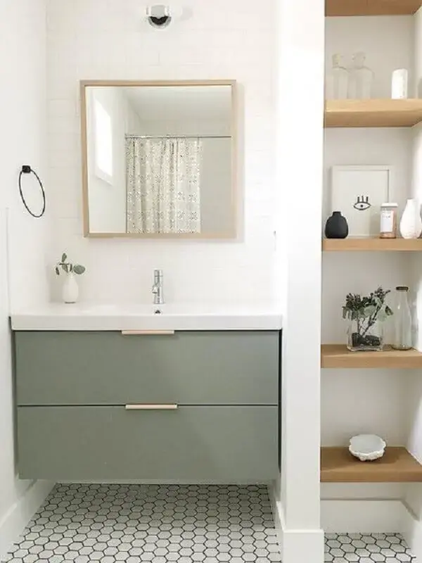 decoração de banheiro pequeno sob medida branco com gabinete cinza suspenso Foto SP Estudio
