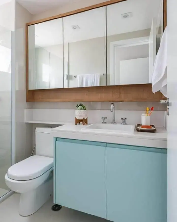 decoração de banheiro pequeno sob medida com gabinete azul claro  Foto INÁ Arquitetura